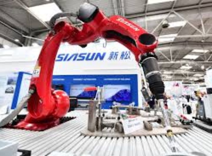 Robot AI lắp ráp sản phẩm trong nhà máy điện tử Robot AI lắp ráp sản phẩm trong nhà máy điện tử